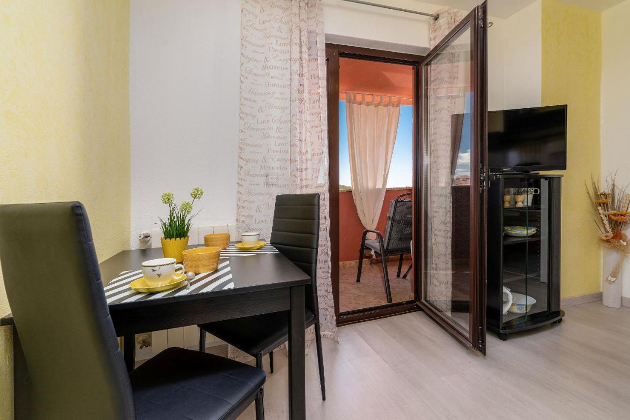 Apartments Miri Върсар Екстериор снимка